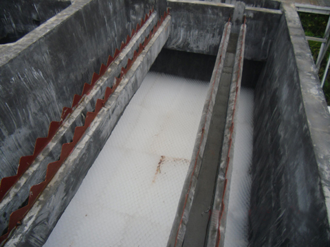 我公司蜂窝斜管滤池装填现场