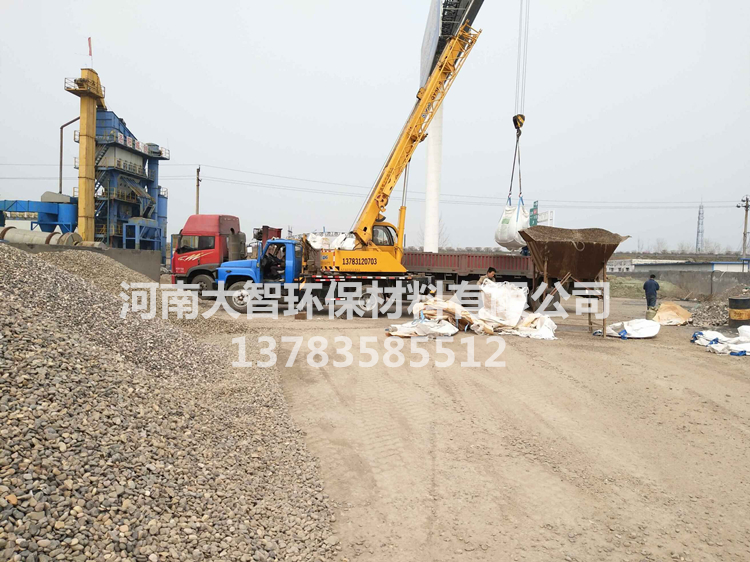 发往新疆某污水处理厂三十车鹅卵石正在装车发货